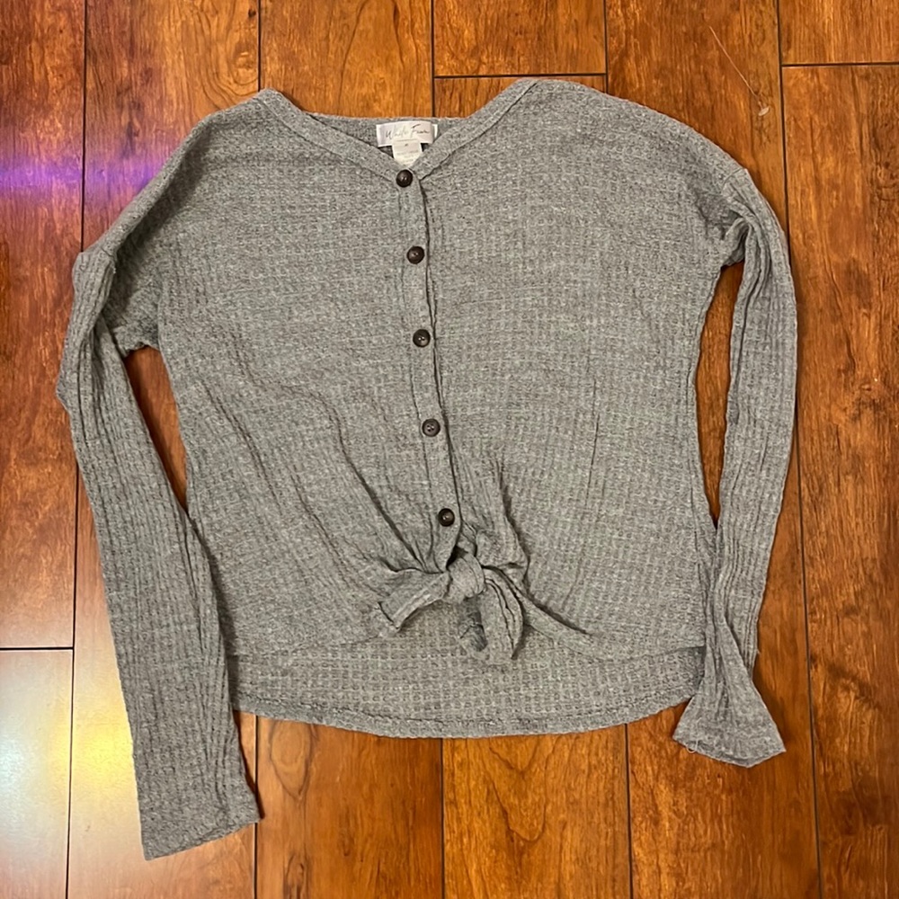 Long sleeve tied shirt